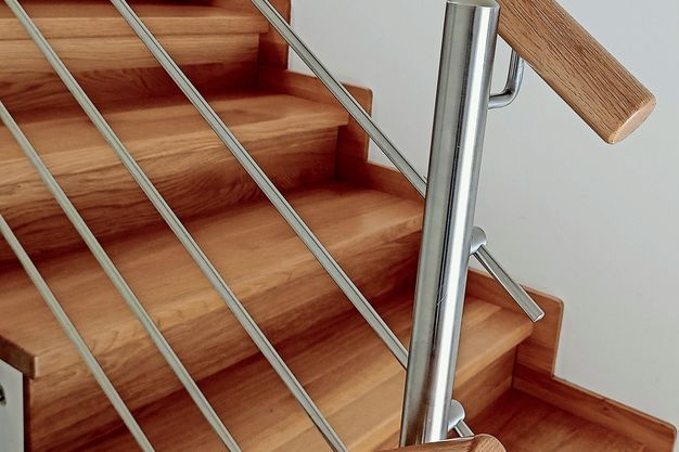 Comeback im Innenausbau: Eiche ist sowohl bei Treppen als auch als Material für Badezimmermöbel wieder im Kommen.